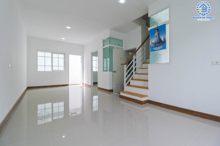 ทาวน์เฮ้าส์มือสอง โครงการ โกลเด้นซิตี้ ปิ่นเกล้า-จรัญสนิทวงศ์ เนื้อที่ 18.50 ตร.ว. ฟังก์ชัน 3 ห้องนอน 2 ห้องน้ำ 1 ที่จอดรถ บ้านสภาพสวย พร้อมเข้าอยู่ ทำเลดีเชื่อมต่อถ.บางกรวย-ไทรน้อย, ราชพฤกษ์, นครอินทร์ ใกล้รถไฟฟ้าสายสีแดงอ่อน "สถานีบางบำหรุ" สายสีน้ำเงิน "สถานีบางอ้อ" และใกล้จุดขึ้นทางด่วน "ศรีรัช"